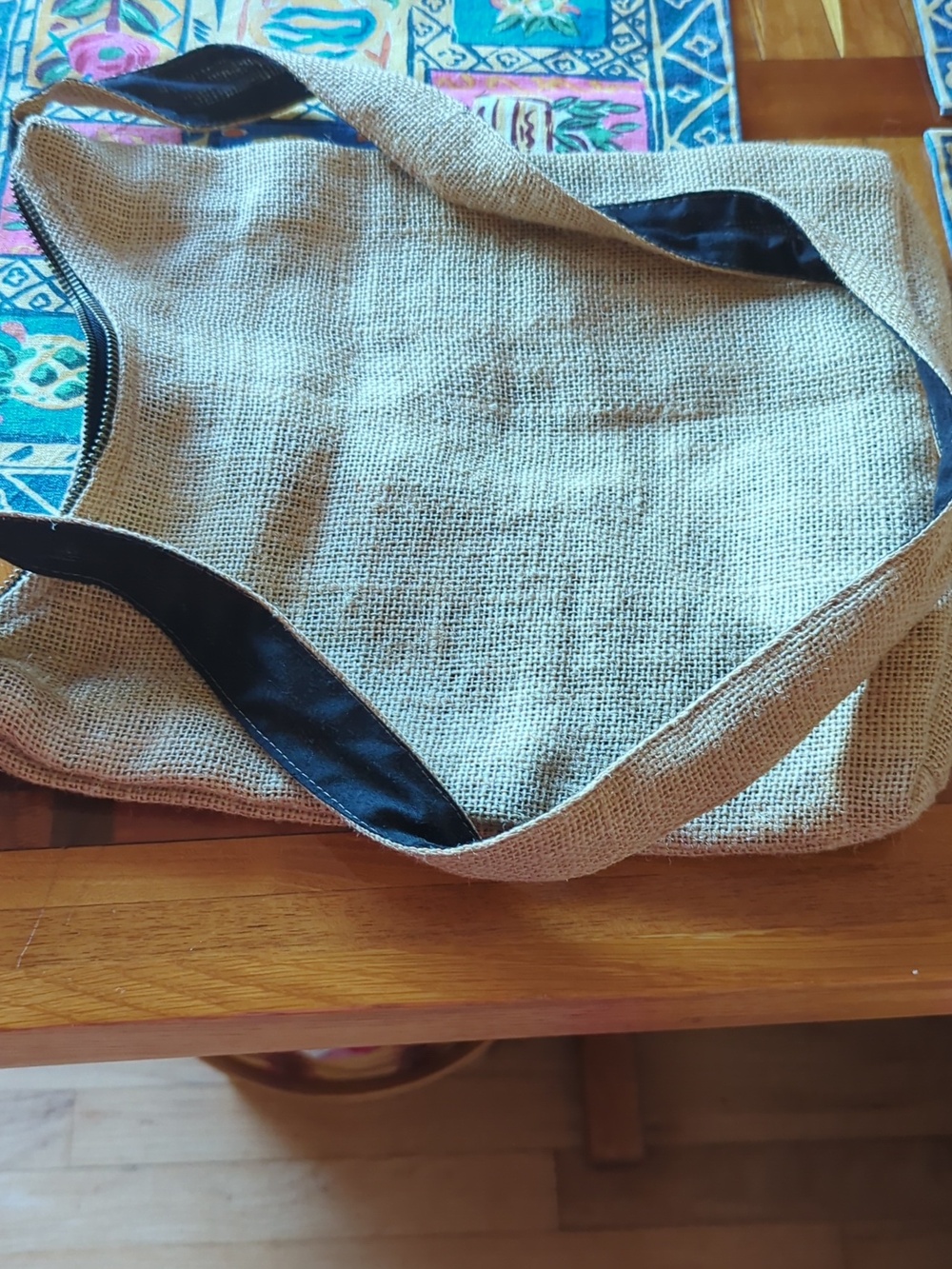 Burlap crossbody tote - Picture 4 of 5